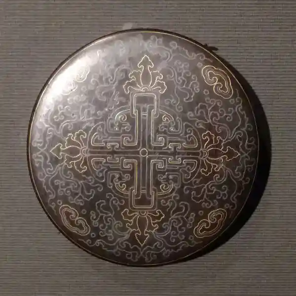 Round box inlaid with gold-and-silver filigree, National Palace Museum